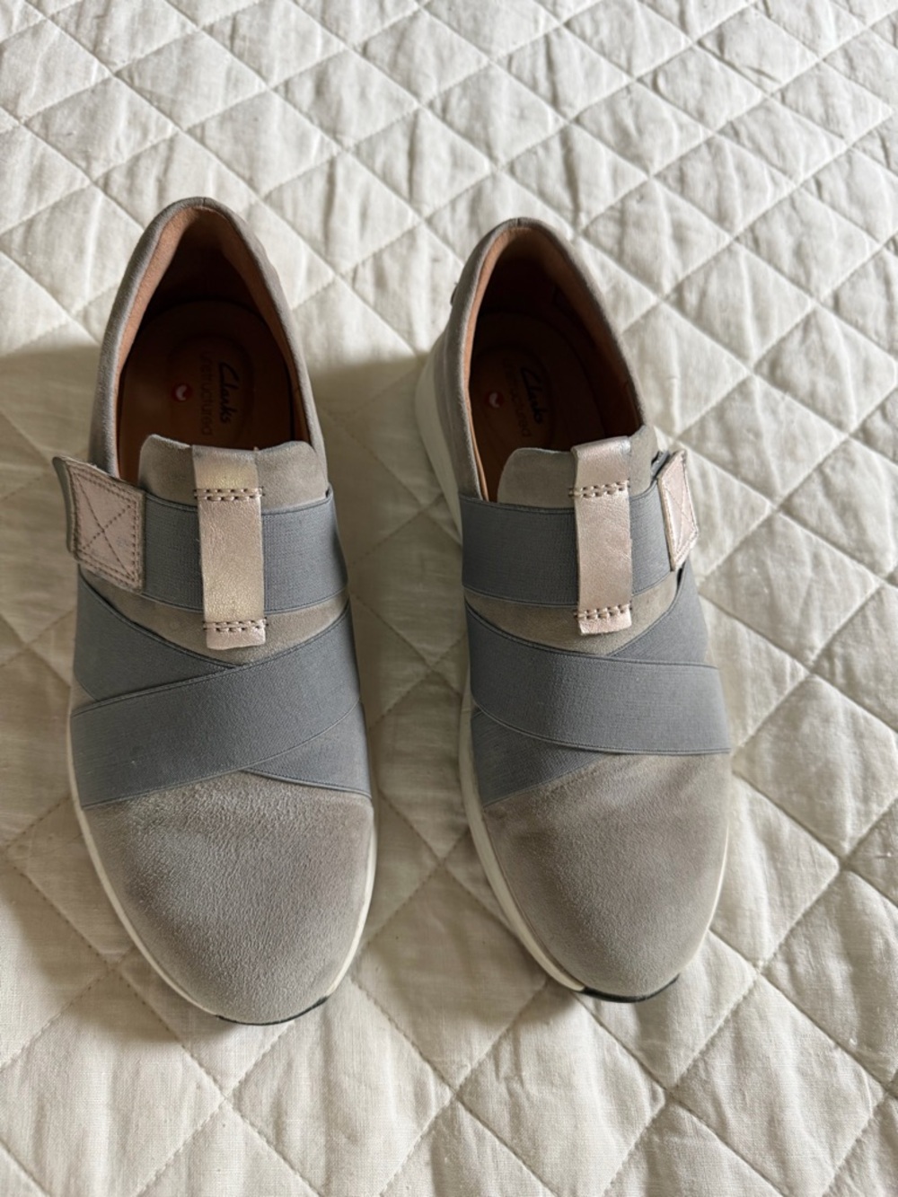 Clarks 7.5 Women's Slip-On Sneakers Light Gray Rose gold accents EUC